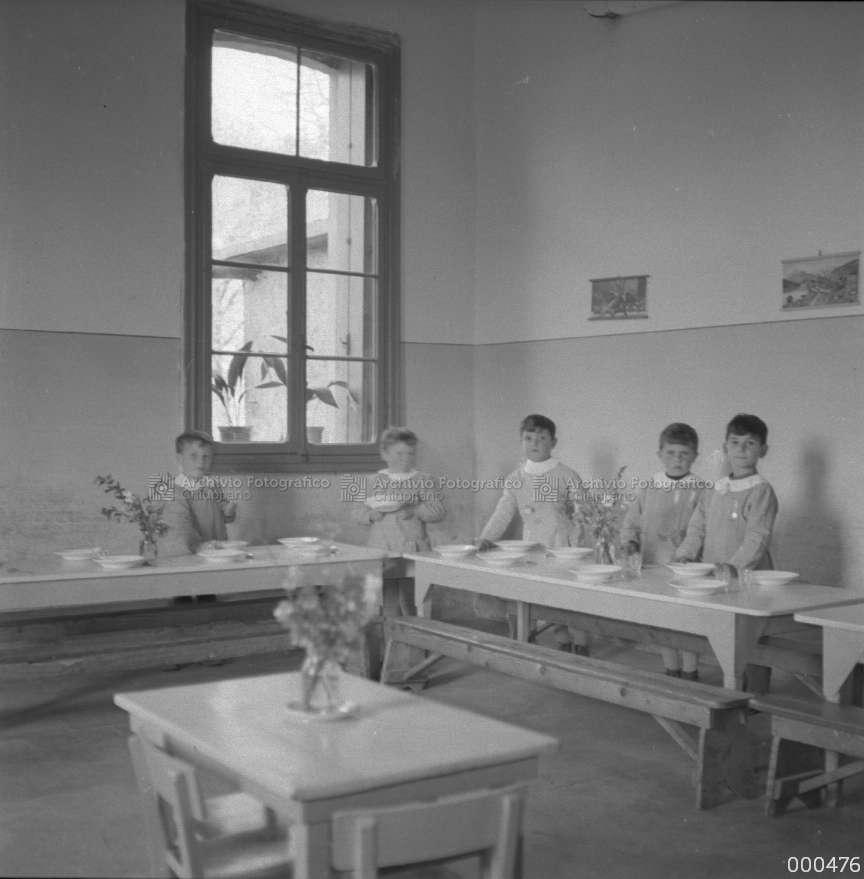 Bambini preparano la tavola