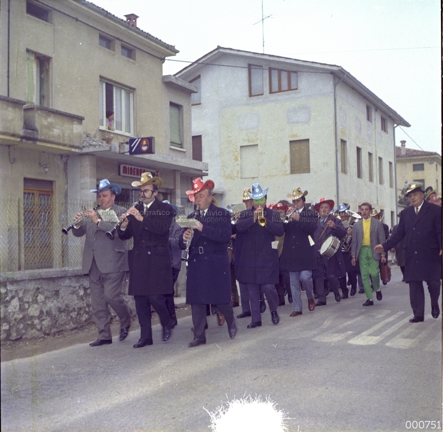 Sfilata di banda e maschere