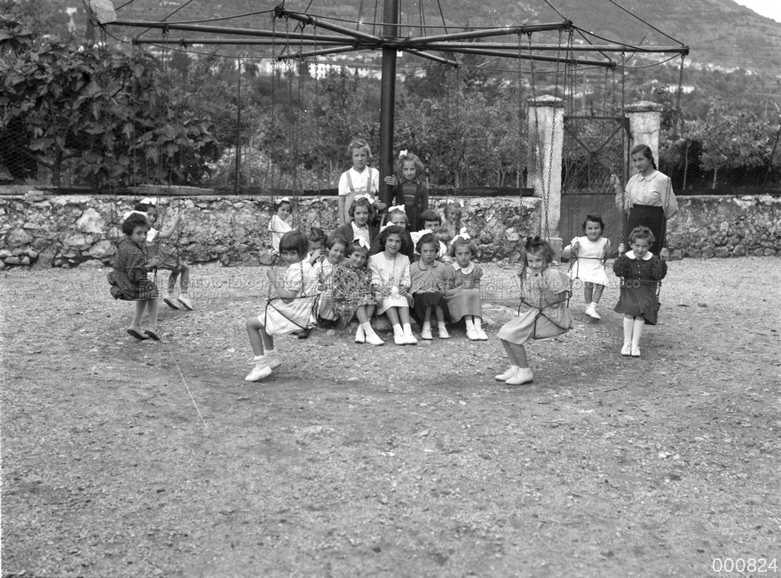 La giostra nel cortile della scuola materna parrocchiale