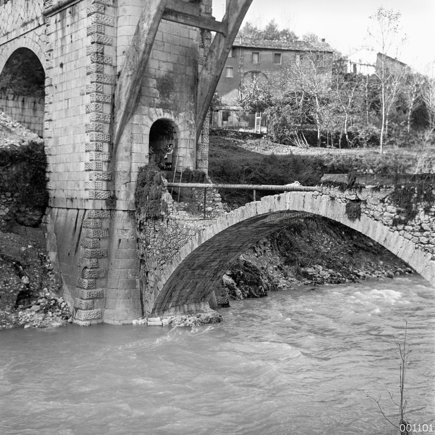 Passaggio dell'Astico sotto il Ponte tra Chiuppano e Caltrano