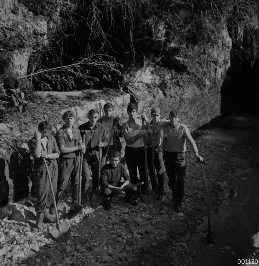 Foto di gruppo durante la pulizia della Roggia