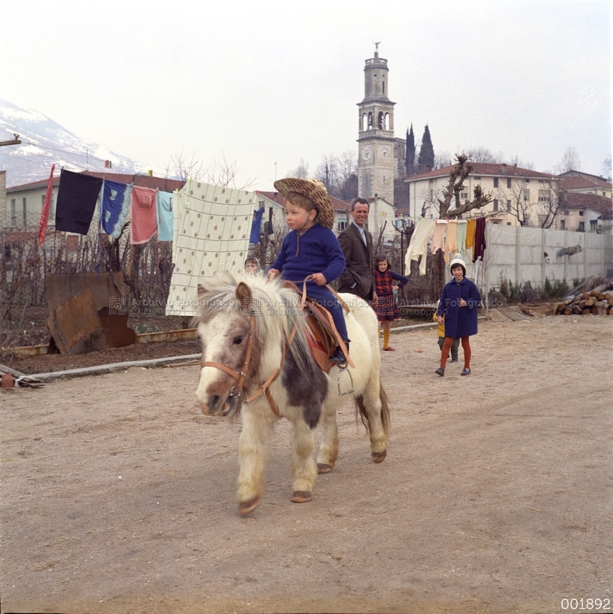 Bambino su cavallino