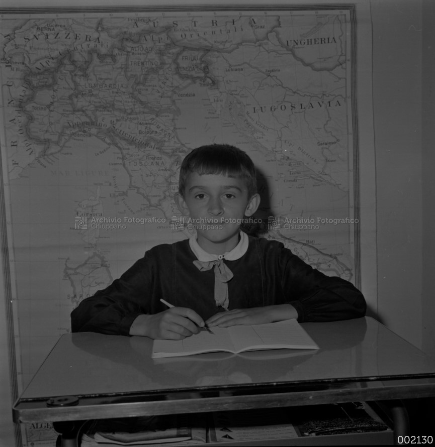 Bambino su banco di scuola