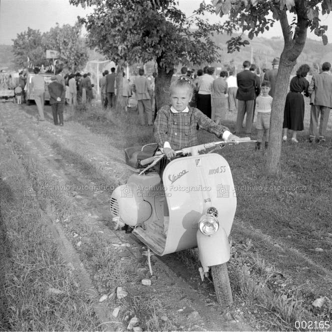 Bambina su vespa