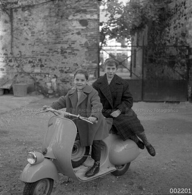 Fratelli in sella alla Vespa