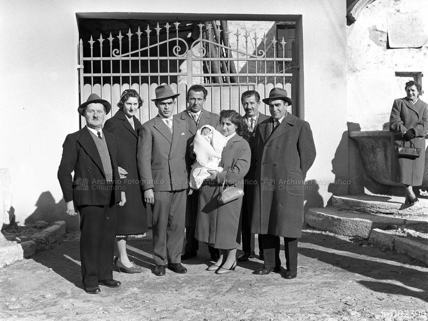 Ritratto di famiglia in Piazzetta della Crosara
