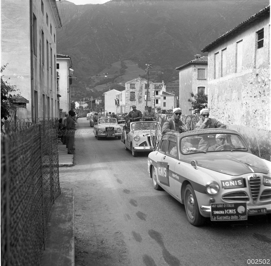 Giro D'Italia. Passaggio d'auto