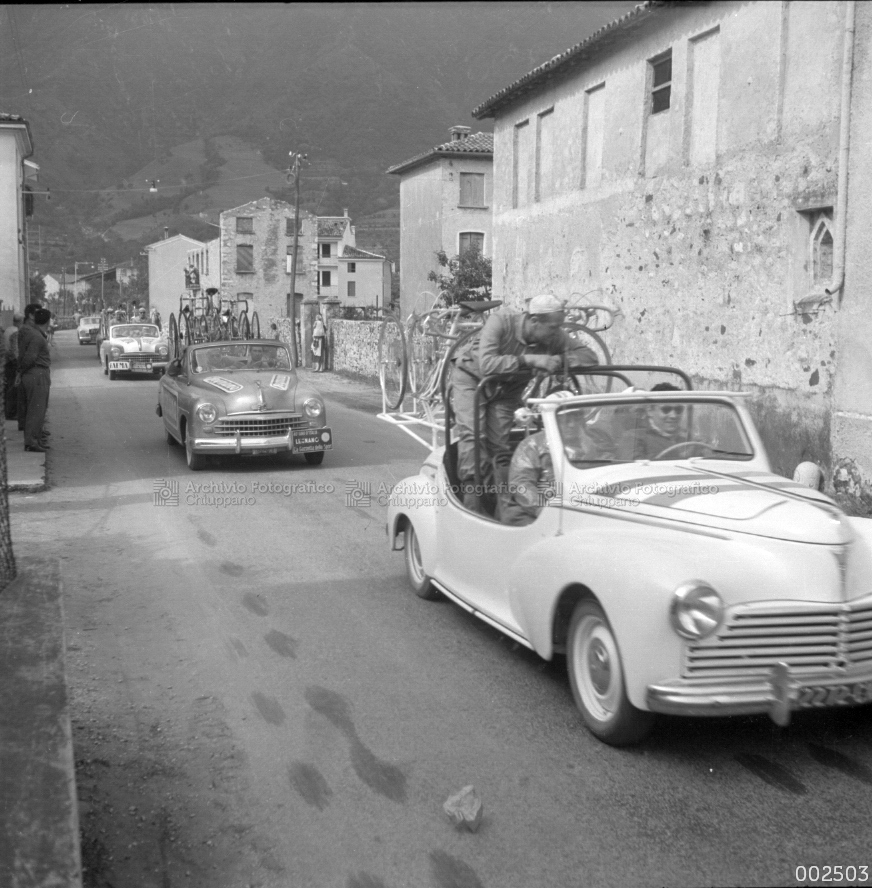 Giro D'Italia. Passaggio d'auto