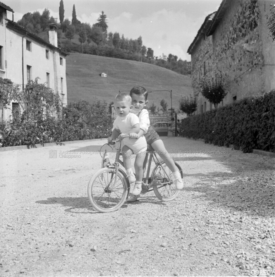 Bambini in bicicletta