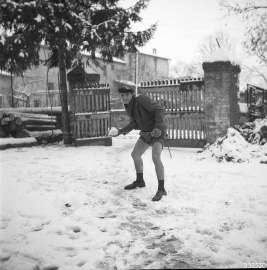 Ragazzo gioca con la neve