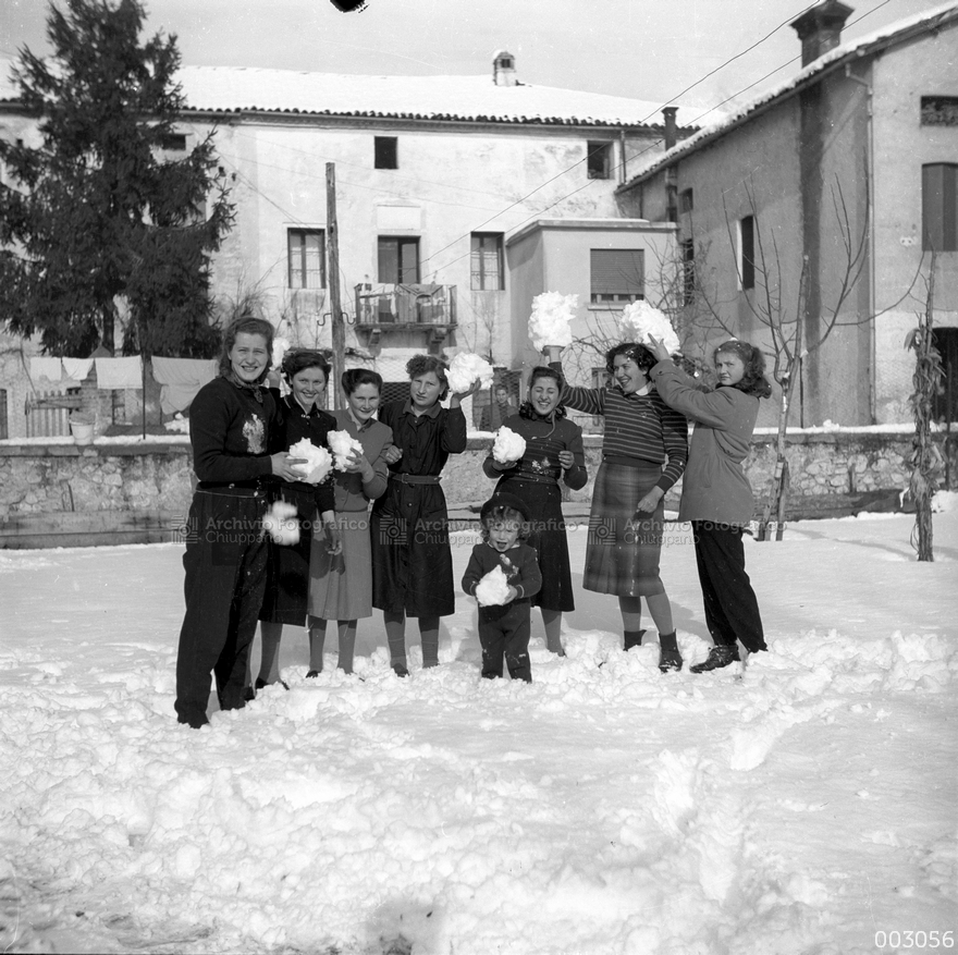 Foto di gruppo nel cortile della ex trattoria “Al Capelo”