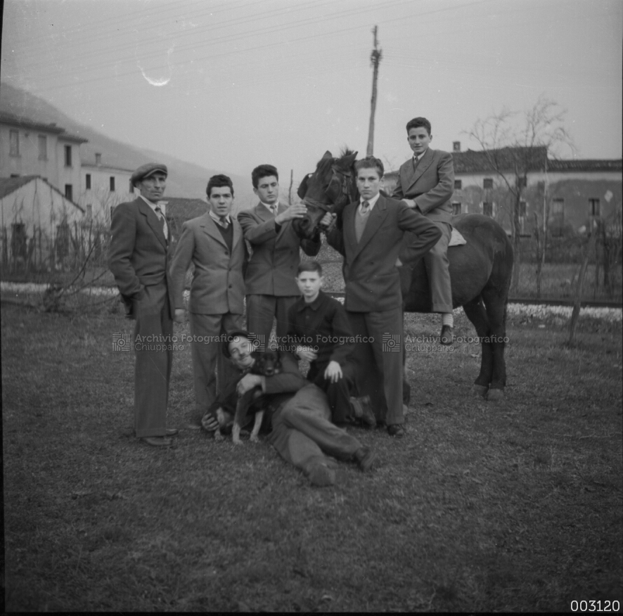 Foto di gruppo presso il brolo di Nadale