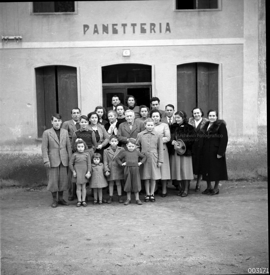 Ritratto di famiglia davanti al panificio
