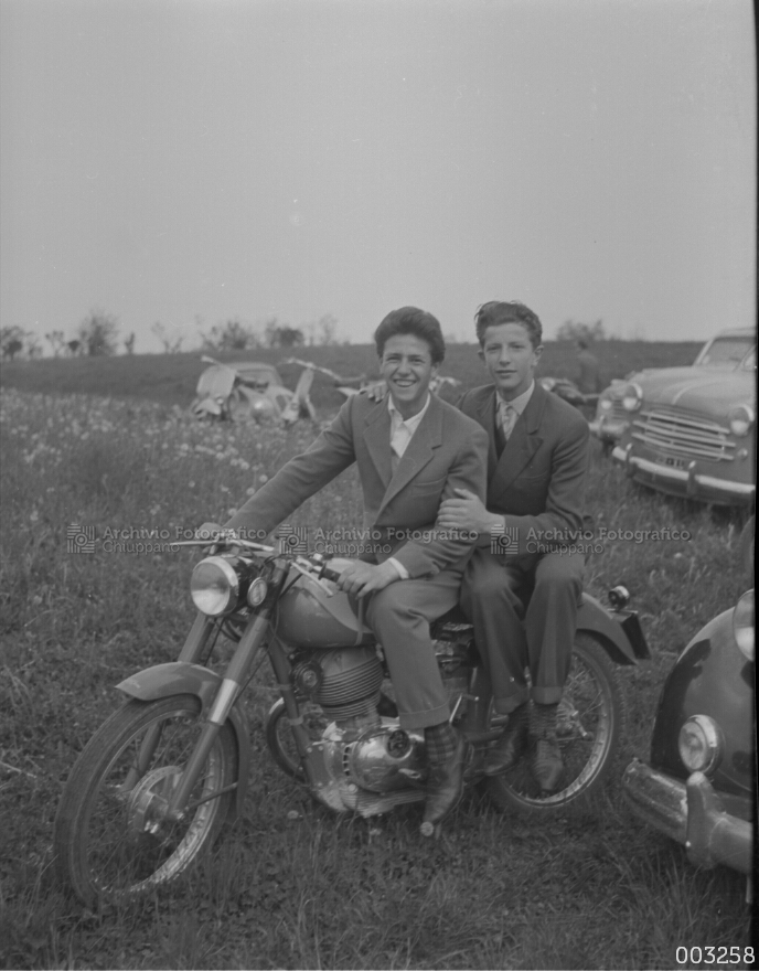Ritratto di ragazzi in moto