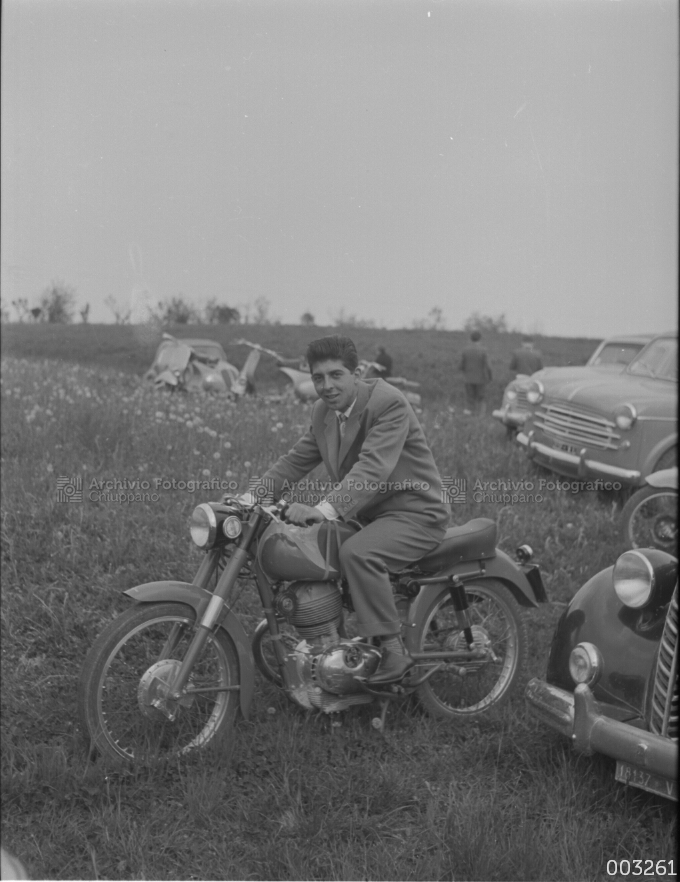Ritratto di ragazzo su motocicletta