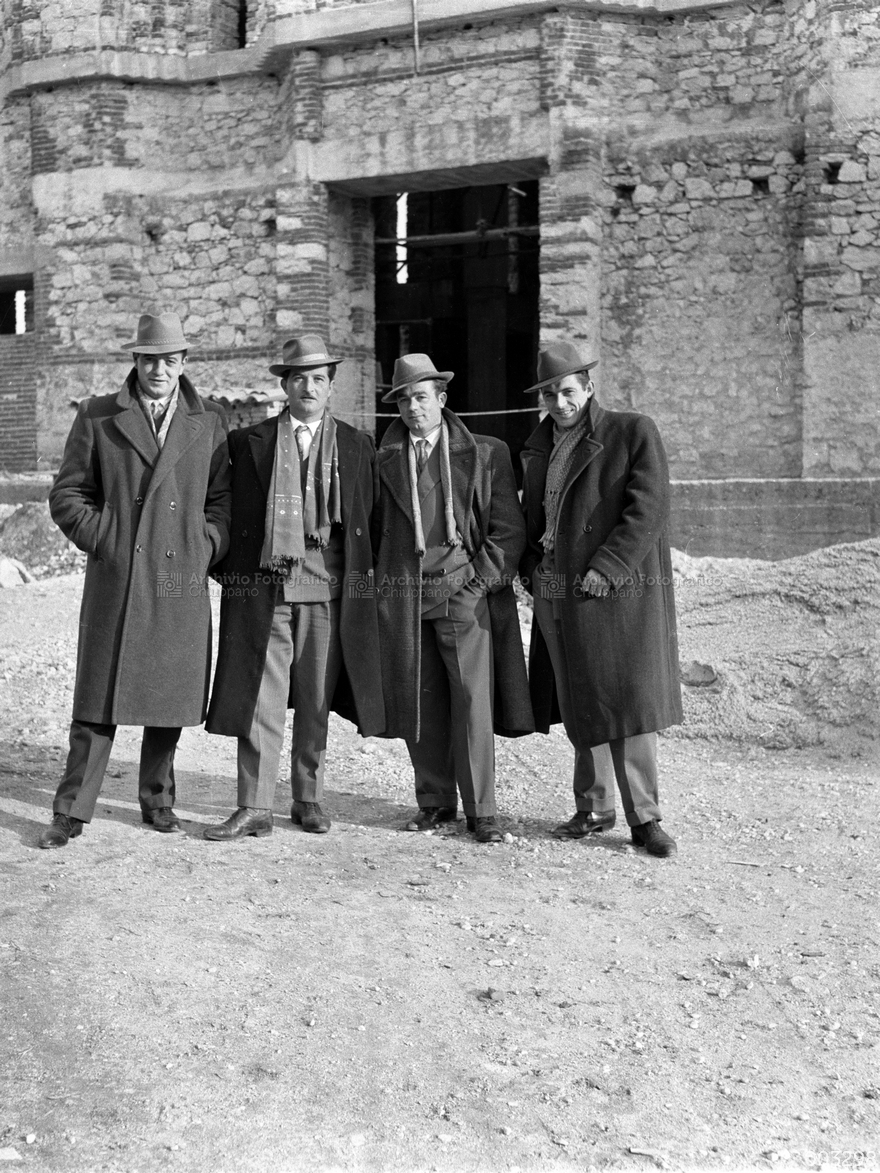 Ritratto di uomini davanti alla chiesa in costruzione