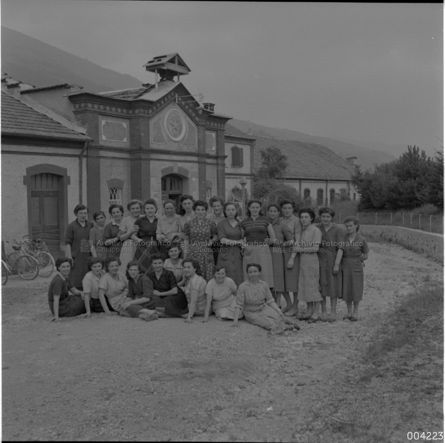 Foto di gruppo presso il Cotonificio Rossi