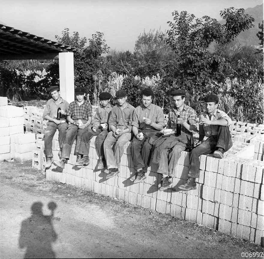 Operai in pausa pranzo presso la fabbrica di blocchi