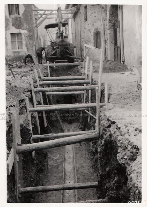 Posa della fognatura presso via G. Garibaldi