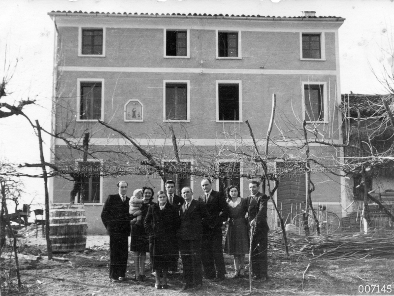 Foto di gruppo presso l'abitazione di G. Pareti