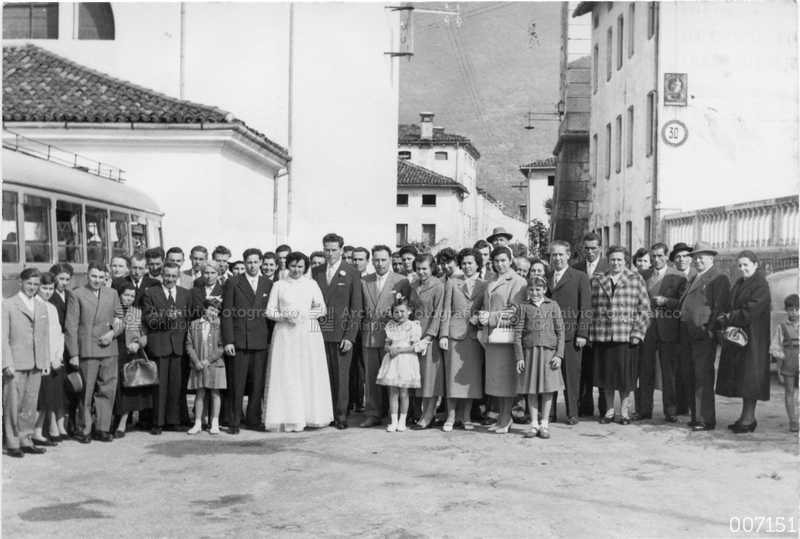 Foto di gruppo a lato della Chiesa di San Daniele