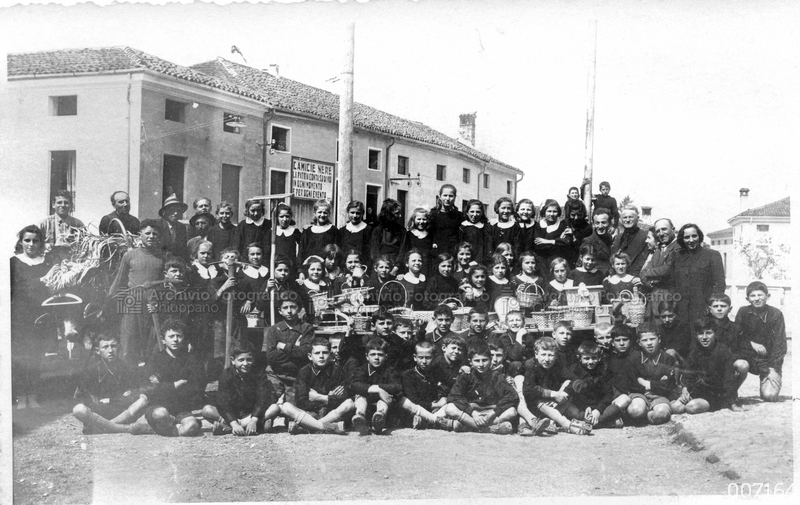 Foto di gruppo presso via Roma