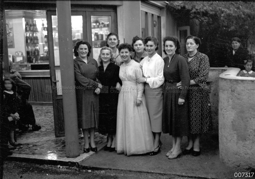 Amiche in posa di fronte alla Osteria alla Colonna 