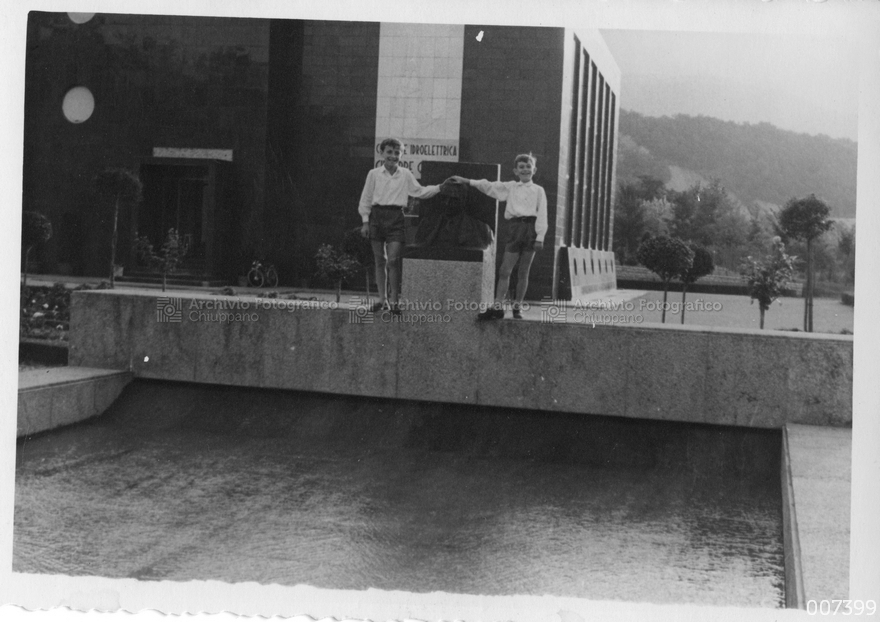 Ritratto presso la fontana della centrale idroelettrica in Loc. Bessè