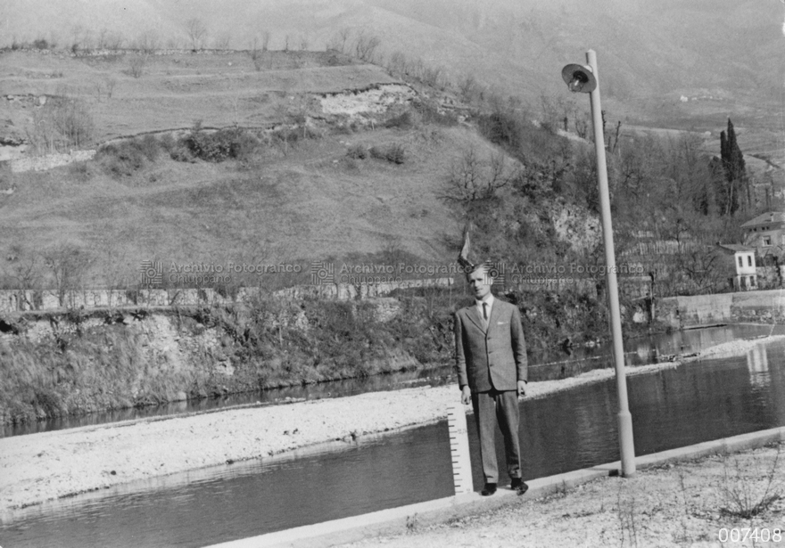 Ritratto presso canale di scolo della centrale idroelettrica in Loc. Bessè