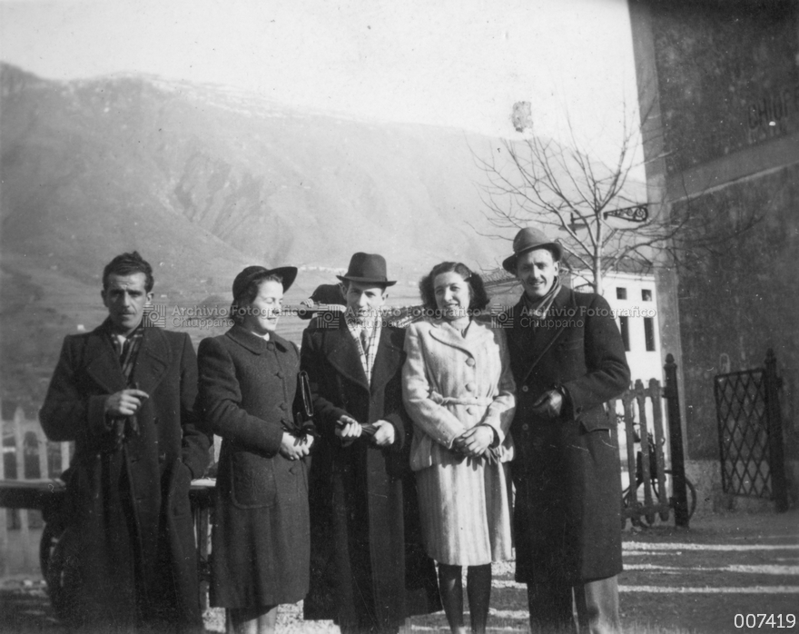 Foto di gruppo presso la Stazione ferroviaria