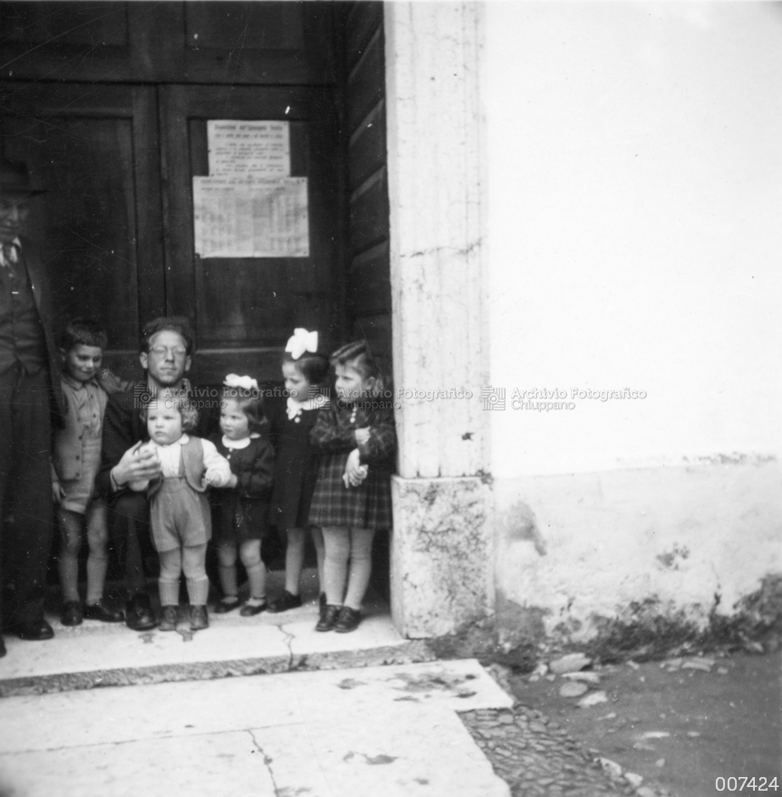 Ritratto di bambini fronte chiesa di San Daniele