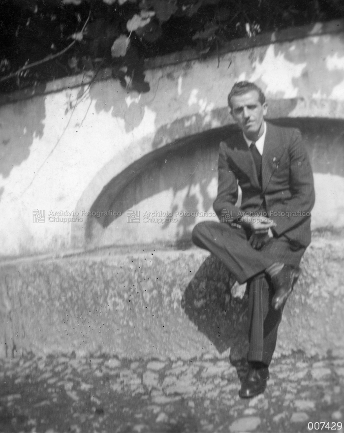 Ritratto presso la fontana della piazzetta della Crosara