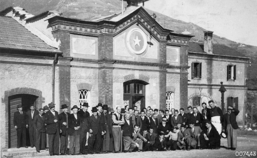 Foto di gruppo presso il Cotonificio Rossi