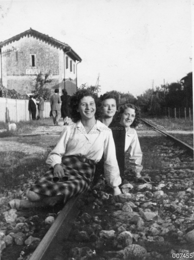 Amiche in posa sui binari della vecchia ferrovia