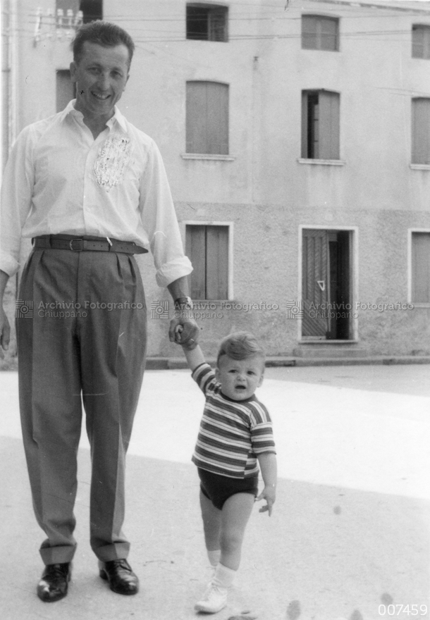 Ritratto di padre e figlio presso la piazzetta della Crosara