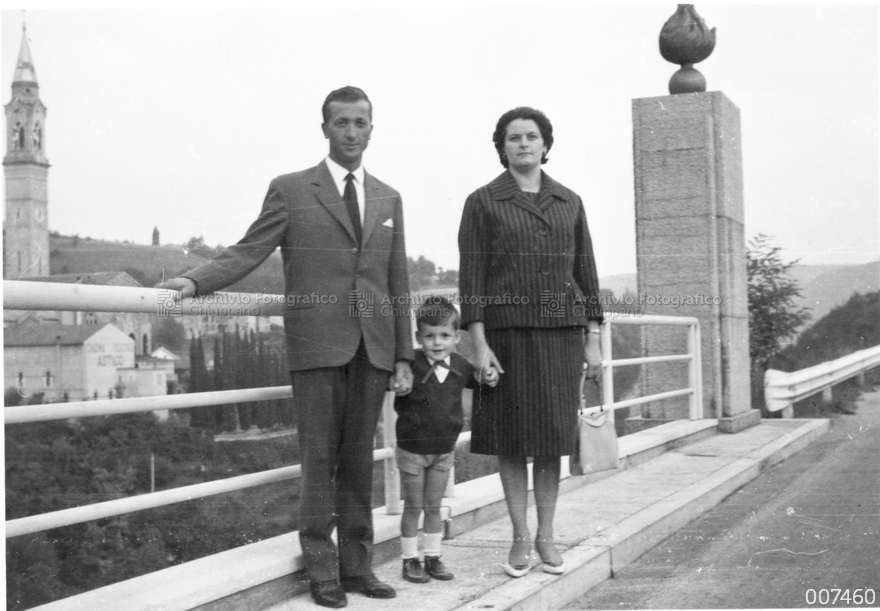 Ritratto di famiglia presso il Ponte dei Granatieri