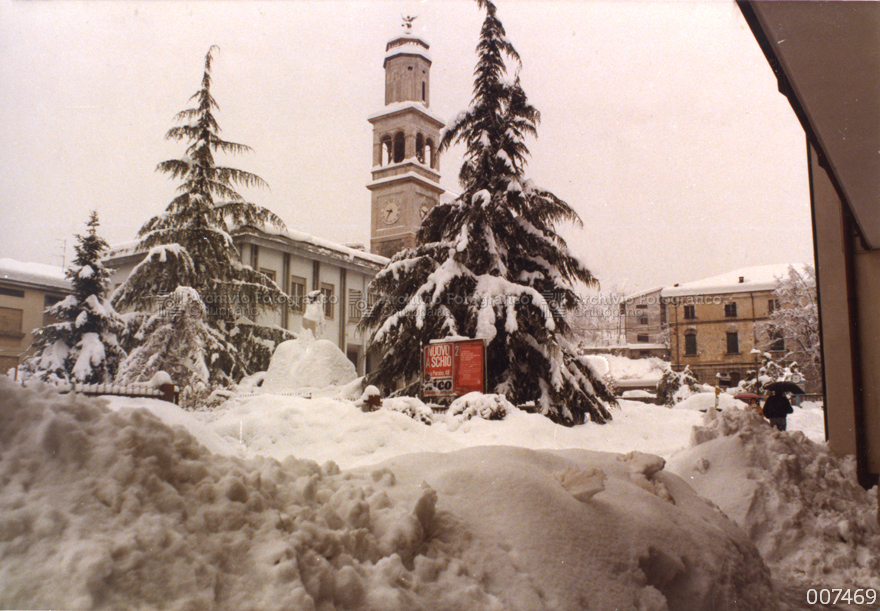 Via Roma coperta dalla neve