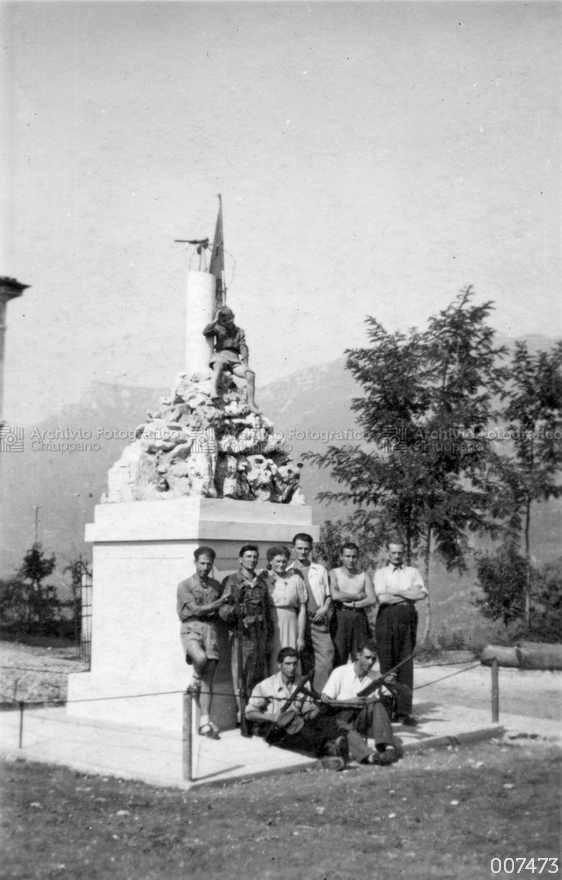 Foto di gruppo ai piedi del monumento ai caduti