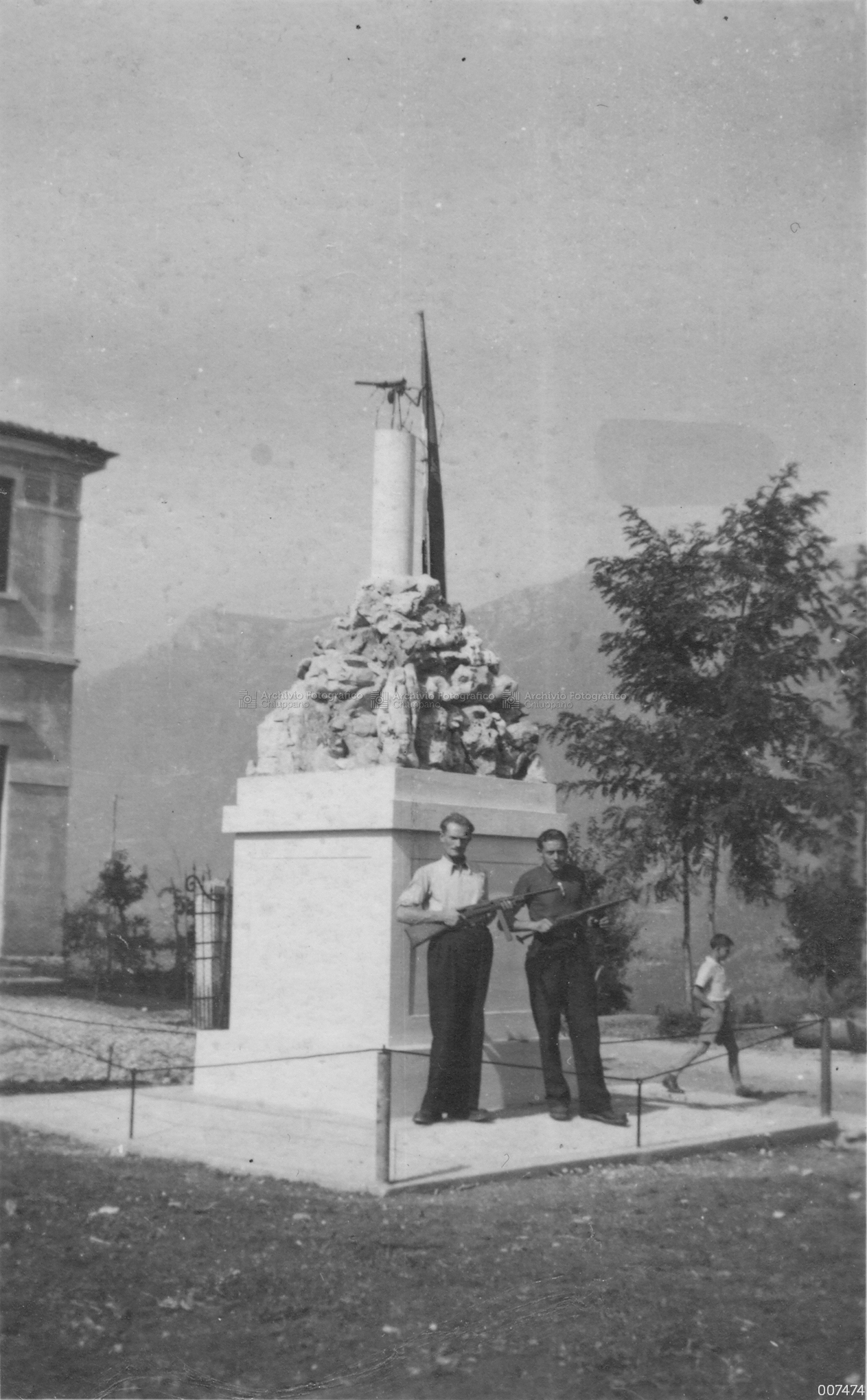 In posa presso il monumento ai caduti