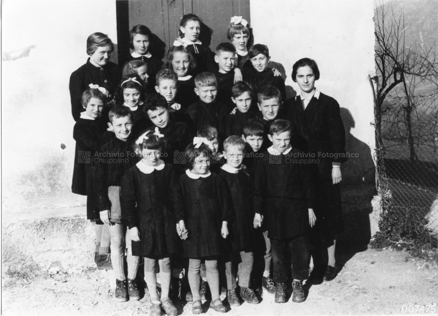 Alunni classe 1955-56 presso la Scuola elementare di Marola