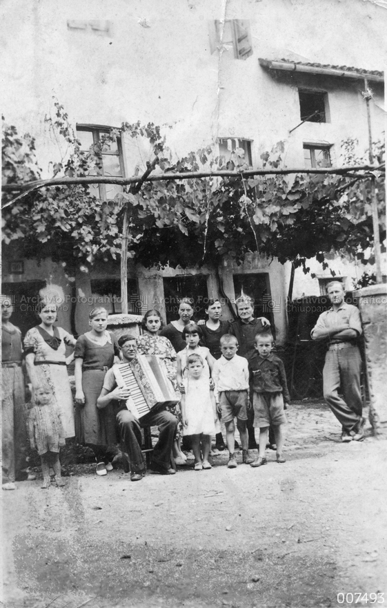 Foto di gruppo presso la casa dei Pastorello