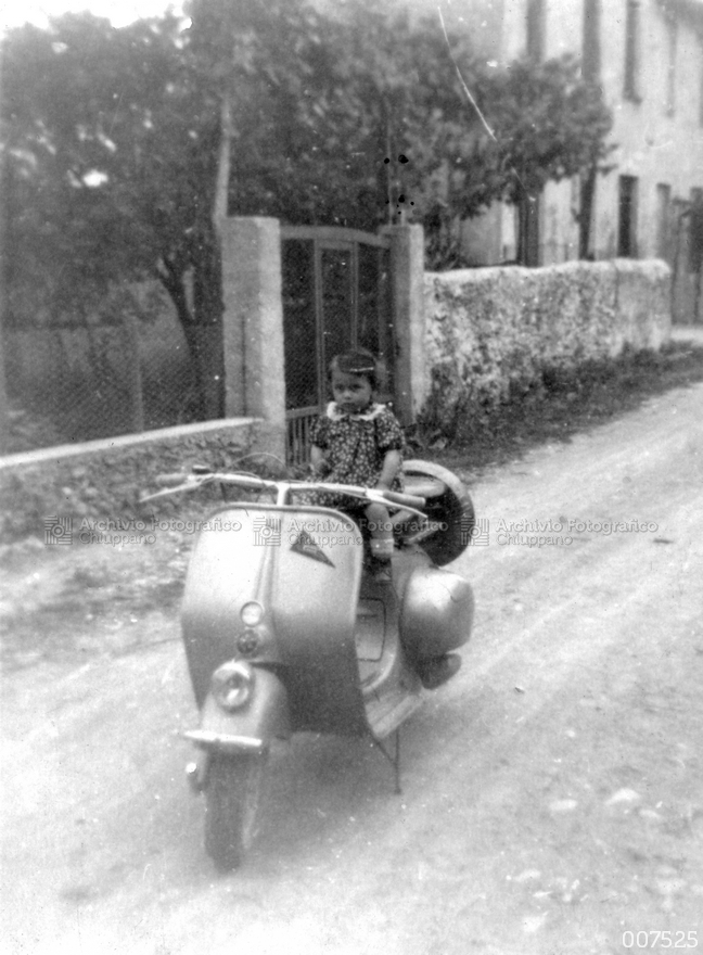 Bambina in posa su Vespa 