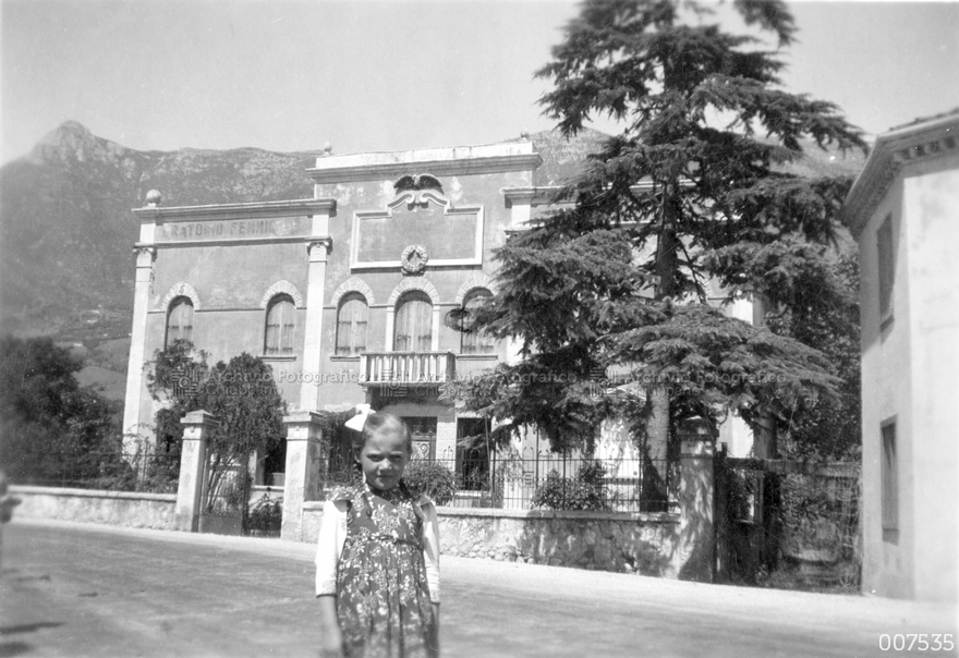 Ritratto di fronte la Scuola Materna Parrocchiale