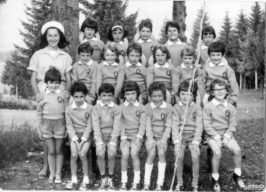 Foto di gruppo di bambini durante la Colonia estiva