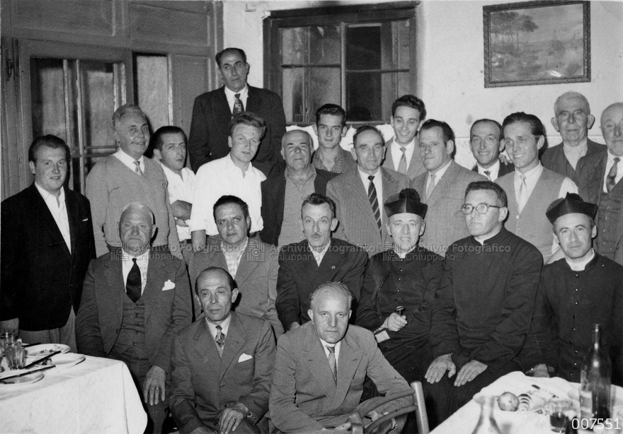 Foto di gruppo della Schola Cantorum locale