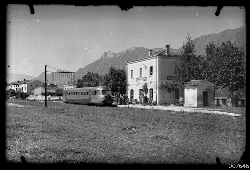 Treno in partenza alla stazione ferroviaria