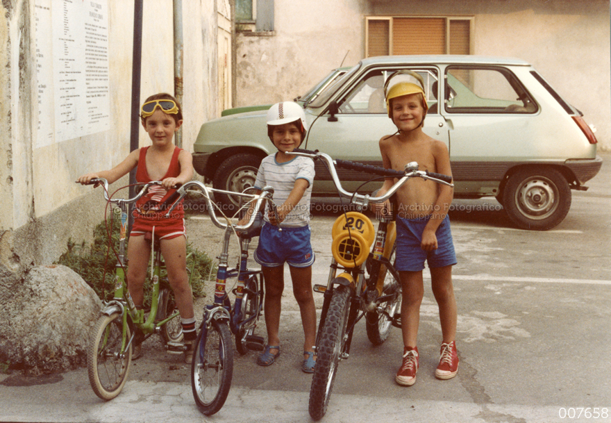 Bambini in piazzetta della Crosara