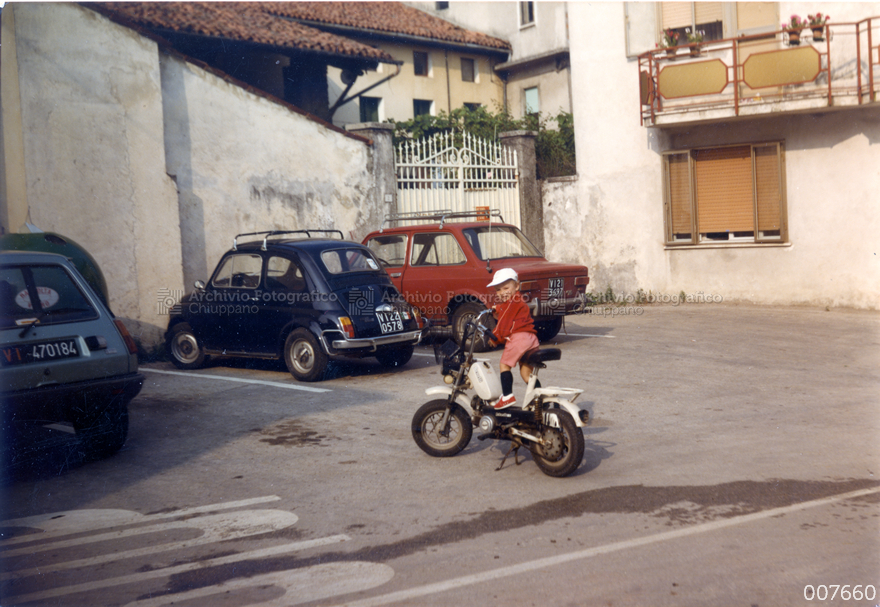 Bambino in motorino 