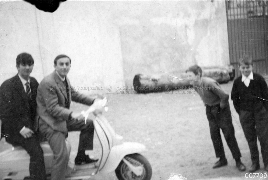 Ragazzi in vespa su Piazzetta della Crosara