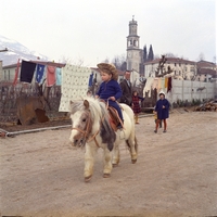 Bambino su cavallino